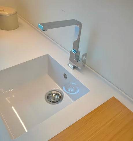 Chrominis virtuvinis maišytuvas Grohe Eurocube su aukštu pasukamu snapu, kvadratinio dizaino.