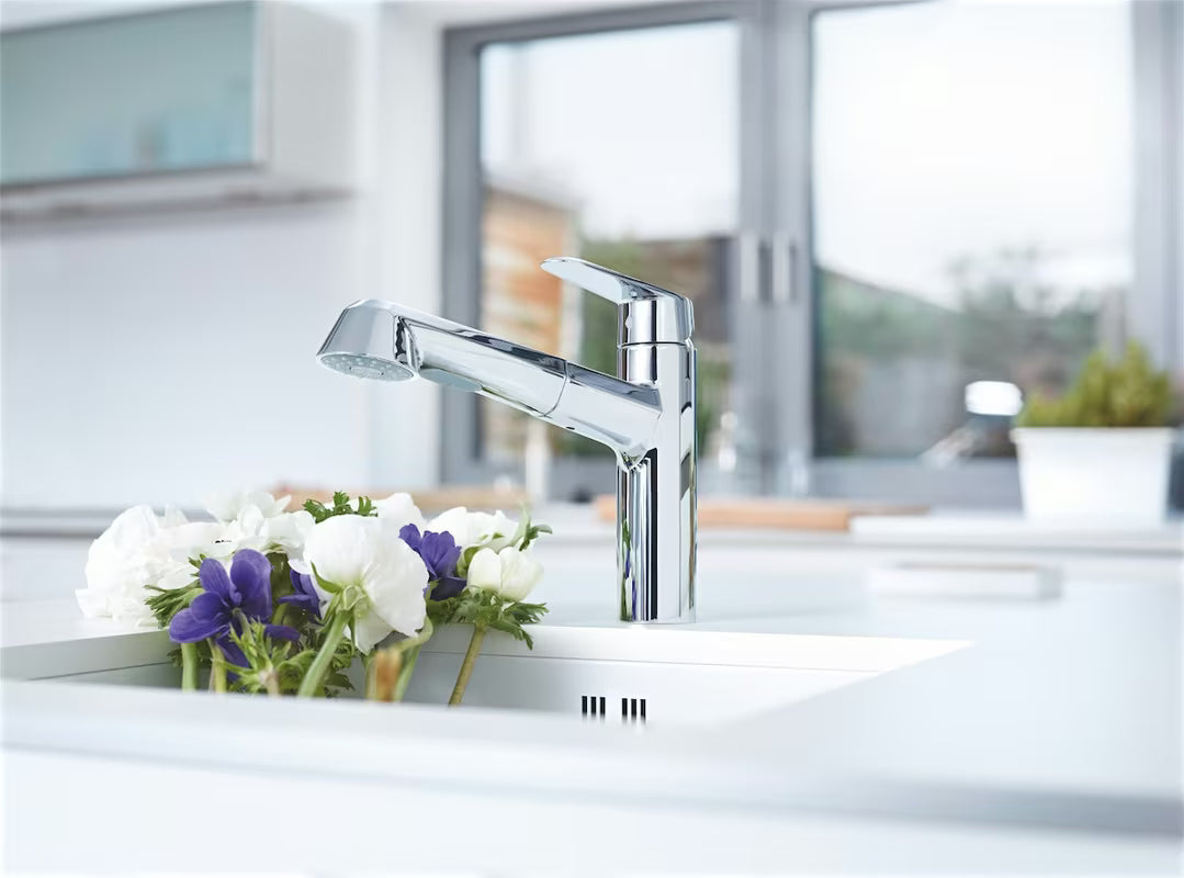 Chromuota virtuvinis maišytuvas Grohe Eurodisc Cosmopolitan su ištraukiamu dušeliu ir pasukamu snapu