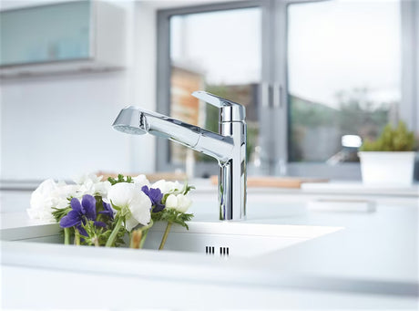 Chromuota virtuvinis maišytuvas Grohe Eurodisc Cosmopolitan su ištraukiamu dušeliu ir pasukamu snapu