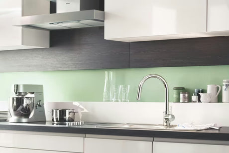 Chromo spalvos virtuvinis maišytuvas Grohe Eurosmart Cosmopolitan su aukštu pasukamu snapu ir ištraukiama dušo galvute