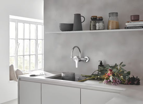 Grohe Eurosmart New svirtinis sieninė virtuvinis maišytuvas chromo spalvos su pasukamu snapu.
