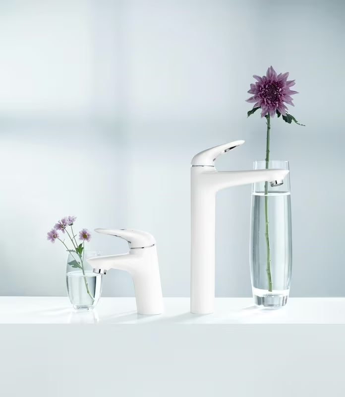 Aukšta svirtinis praustuvo maišytuvas Grohe Eurostyle New, apdaila Moon White pro laisvai pastatomi praustuvai.