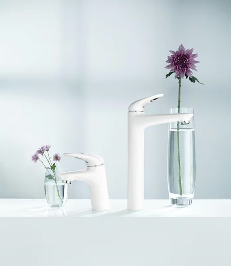 Aukšta svirtinis praustuvo maišytuvas Grohe Eurostyle New, apdaila Moon White pro laisvai pastatomi praustuvai.