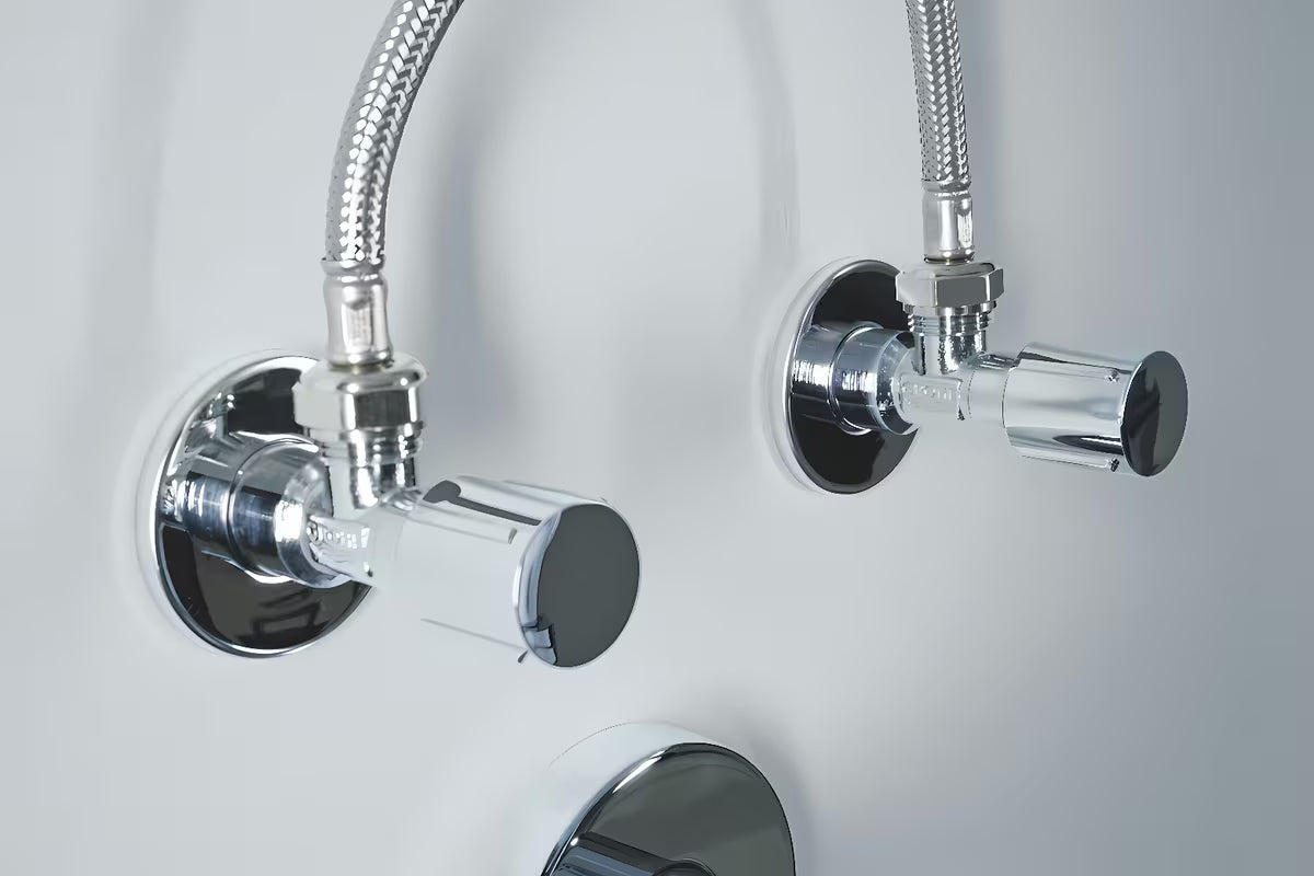 Kampinis ventilis Grohe chrome apdailos su metaline rozete ir ergonomiška metaline rankenėle.