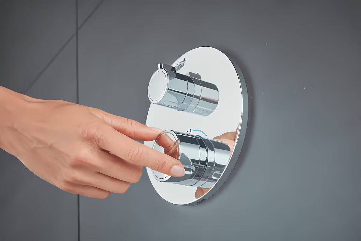 Potinkinė termostatinė dušo maišytuvas Grohe Grohtherm chromo spalvos pro viršutiniam ir rankiniam dušui.