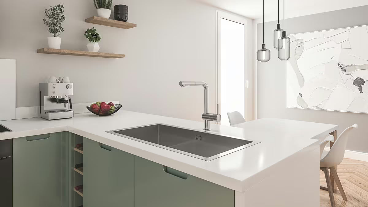 Virtuvinis maišytuvas Grohe Minta su aukštu L formos snapu ir ištraukiama žarna, supersteel spalvos.