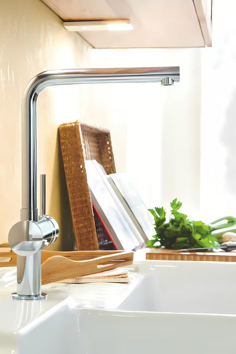 Chromo spalvos virtuvinis maišytuvas Grohe Minta su L formos snapu, pasukamu vamzdeliu ir ištraukiama dušo galvute