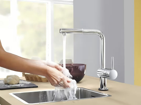 Chromo spalvos virtuvinis maišytuvas Grohe Minta su aukštu L formos snapu ir ištraukiama dušo galvute