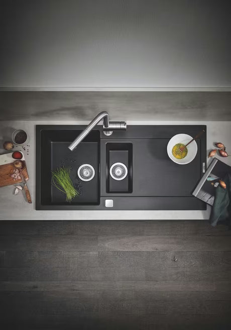 Virtuvinis maišytuvas Grohe Minta, supersteel spalvos, su pasukamu L formos snapu ir ištraukiama dušo galvute.
