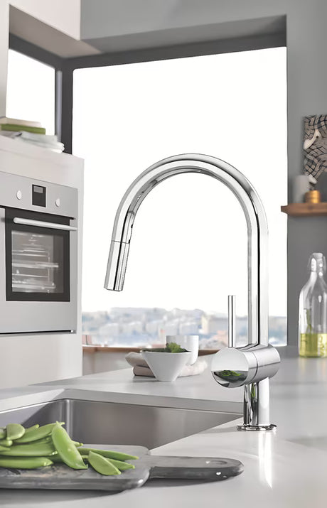 Chromo spalvos virtuvinis maišytuvas Grohe Minta su aukštu pasukamu snapu ir ištraukiama dušelio galvute
