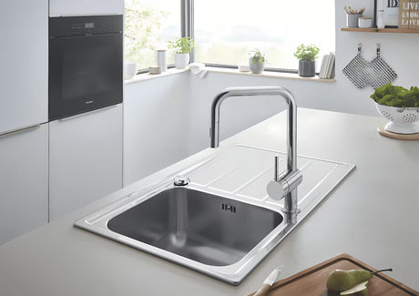 Chromo spalvos virtuvinis maišytuvas Grohe Minta su aukštu pasukamu snapu ir ištraukiama dušelio galvute