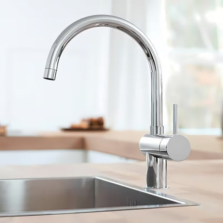 Chromo spalvos virtuvinis maišytuvas Grohe Minta su pasukamu C formos snapu pro patogiam naudojimui virtuvėje.