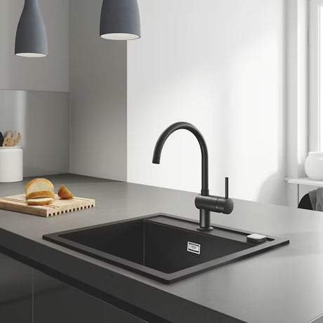 Grohe Minta svirtinis virtuvinis maišytuvas su aukštu C tipo dugno vožtuvu, juodos matinės apdailos, Velvet Black.