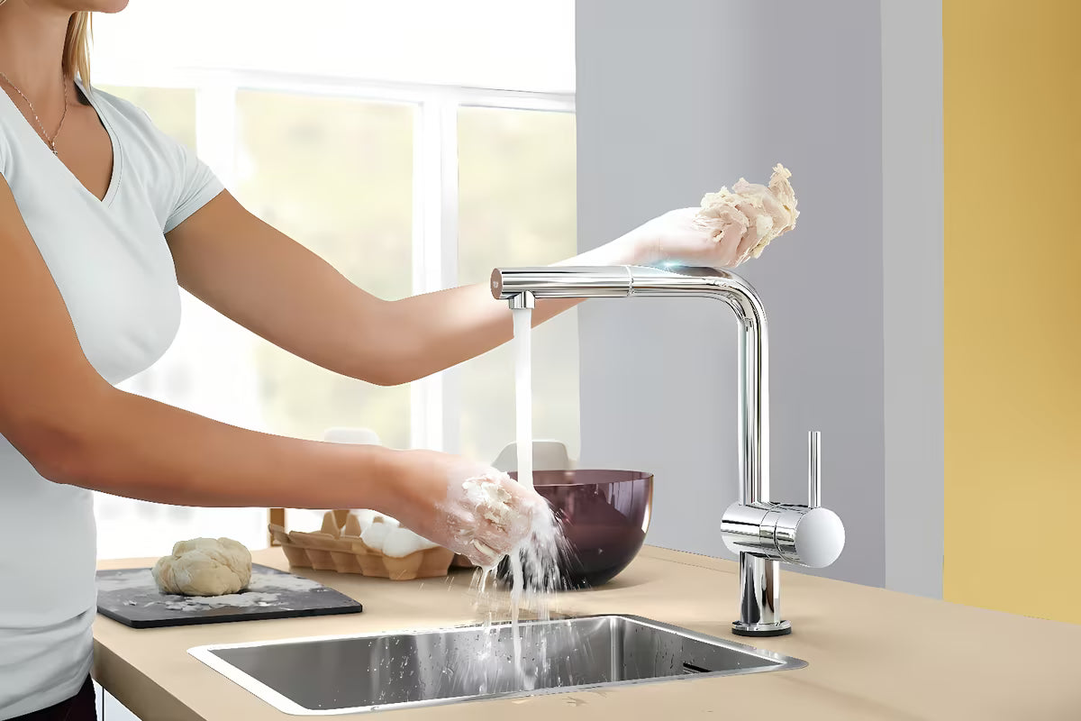Chromo spalvos sensorinė virtuvinis maišytuvas Grohe Minta Touch su pasukamu L formos snapu ir ištraukiamu aeratoriumi