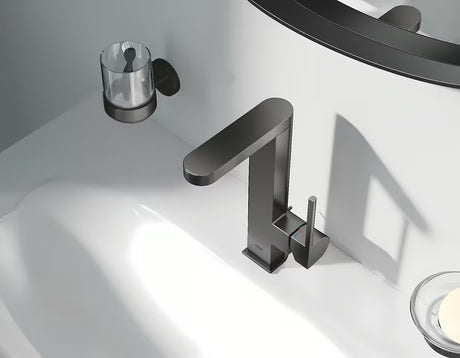 Aukštas praustuvo maišytuvas Grohe Plus su ištraukiamu snapu, šukuoto Hard Graphite apdailos.