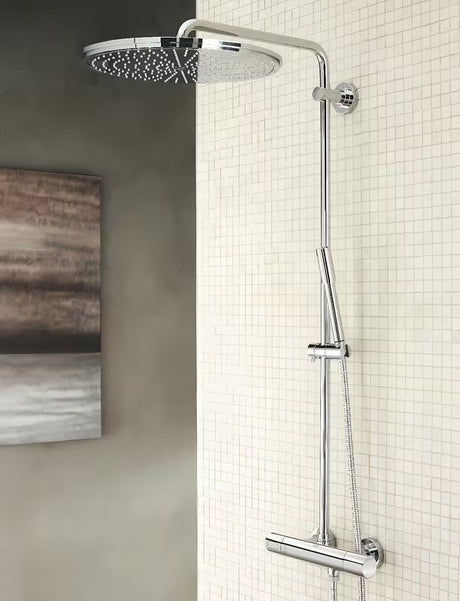 Dušo sistema Grohe Rainshower System su termostatiniu maišytuvu chromo spalvos, su viršutiniu ir rankiniu dušu.