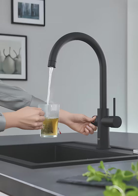Grohe Red Duo virtuvinis maišytuvas, velvet black spalvos, su liečiamuoju verdančio vandens valdymu ir aukštu C formos snapu