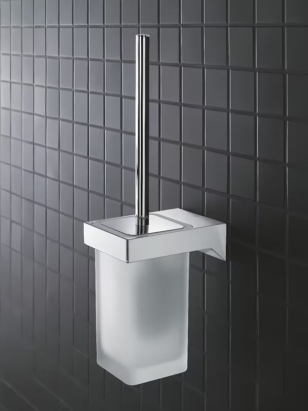 Sieninė WC šepetys Grohe Selection Cube, chromo spalvos, su paslėptu tvirtinimu ir stiklo bei metalo laikikliu.
