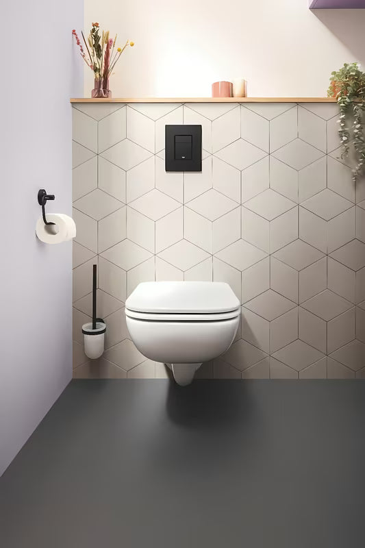 Sieninė WC šepetys Grohe Start Accessories chromo spalvos, su stiklu ir paslėptu tvirtinimu.