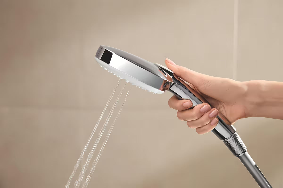 Dušo sistema Grohe Tempesta Cube System su termostatiniu maišytuvu chromo spalvos, su viršutiniu ir rankiniu dušu