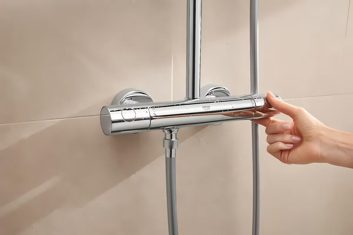 Dušo sistema Grohe Tempesta Cube System su termostatiniu maišytuvu chromo spalvos, su viršutiniu ir rankiniu dušu