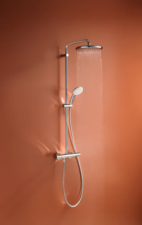 Dušo sistema Grohe Tempesta System su termostatiniu maišytuvu chromo spalvos, su viršutiniu ir rankiniu dušu
