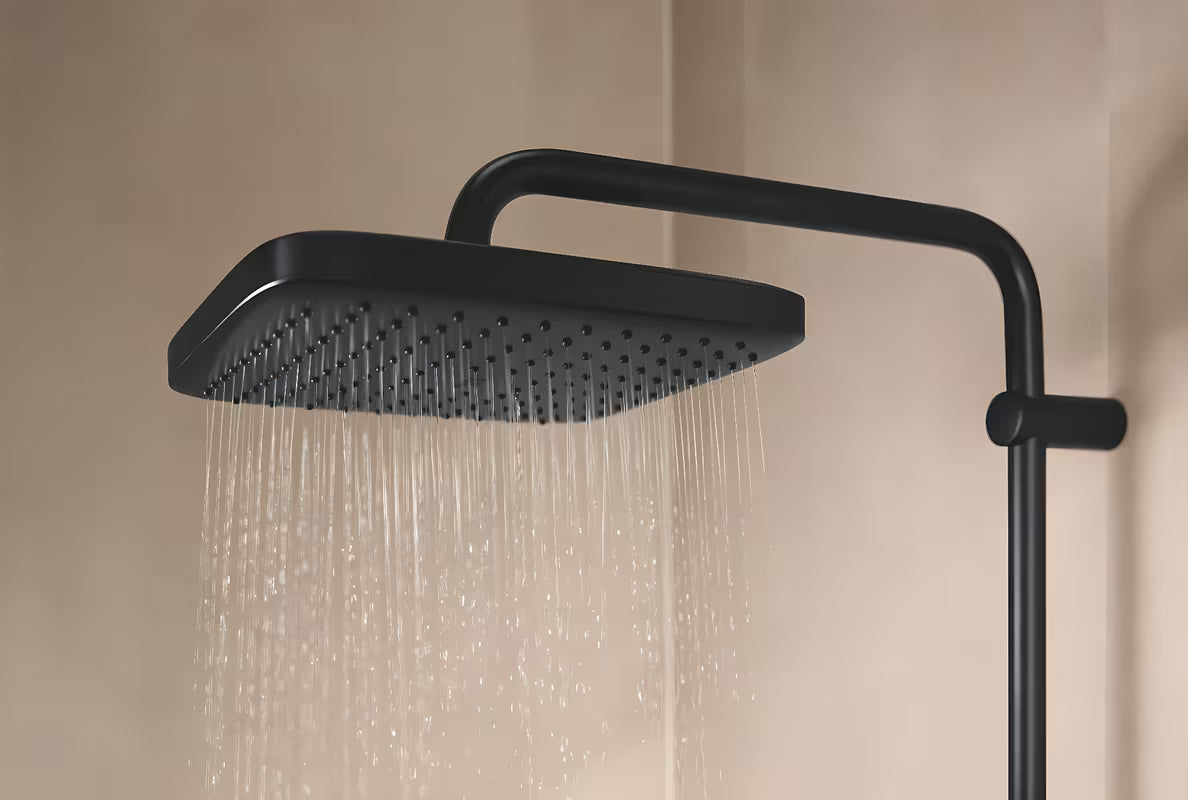 Matinės juodos spalvos dušo sistema Grohe Vitalio Comfort 250 su termostatiniu maišytuvu su viršutiniu ir rankiniu dušu