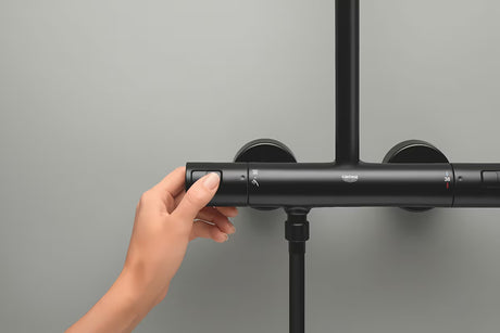 Matinės juodos spalvos dušo sistema Grohe Vitalio Comfort su viršutiniu dušu 250x250 mm ir rankiniu dušu