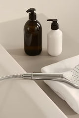 Chromo spalvos rankinio dušo komplektas Hansa Viva su rankiniu dušu su trimis srovėmis ir 1250 mm dušo žarna.