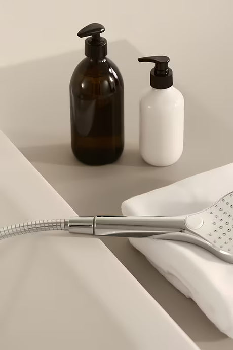 Chromo spalvos rankinio dušo komplektas Hansa Viva su rankiniu dušu su trimis srovėmis ir 1250 mm dušo žarna.