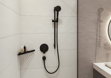 Kampinė lentyna į dušai Hansgrohe addstoris matinės juodos spalvos pro šampūnui ir priedams laikyti.