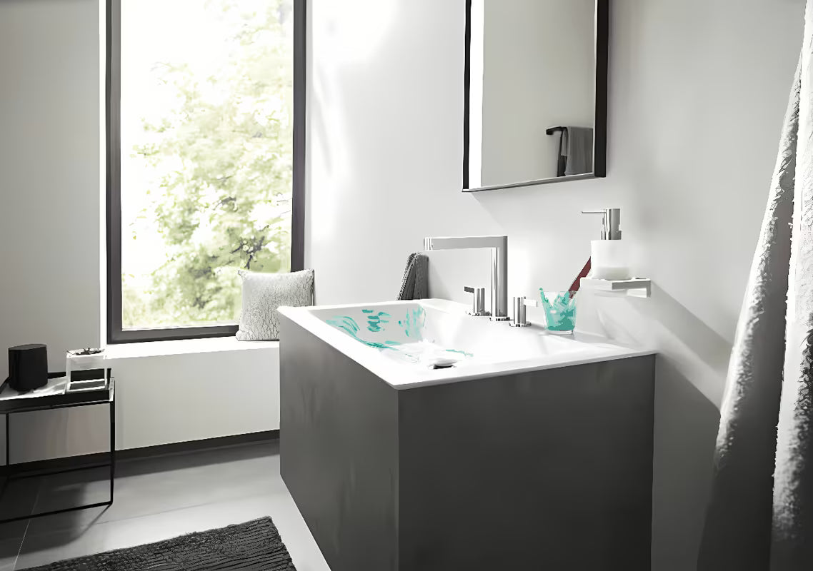 Chromuotas sieninis skysto muilo dozatorius hansgrohe addstoris su stikliniu indu ir metaliniu laikikliu.