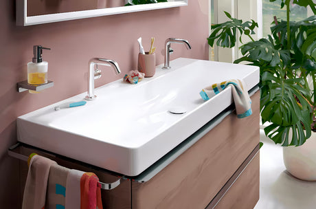 Chromuotas sieninis skysto muilo dozatorius hansgrohe addstoris su stikliniu indu ir metaliniu laikikliu.
