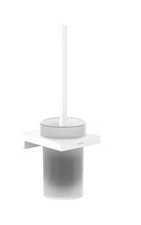 Sieninė WC šepetys hansgrohe addstoris matinės baltos spalvos su laikikliu iš metalo su stikliniu indu.
