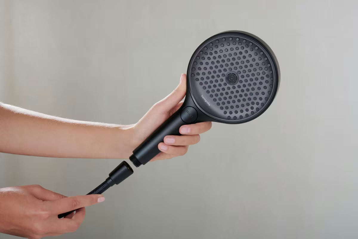 Tekstilinė dušo žarna hansgrohe Designflex 2 m, matinės juodos spalvos, su universalia G ½ jungtimi.