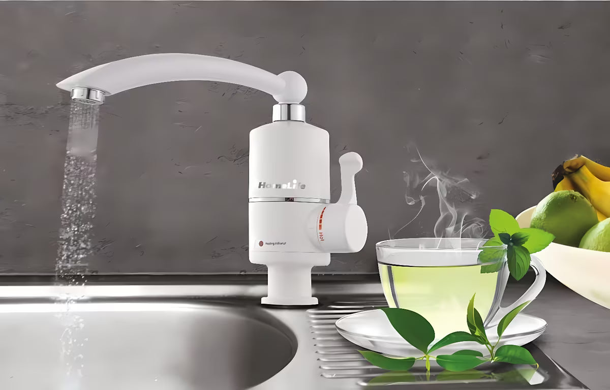 Balta virtuvinis maišytuvas Homelife Termo Quick su elektriniu momentiniu vandens šildytuvu.