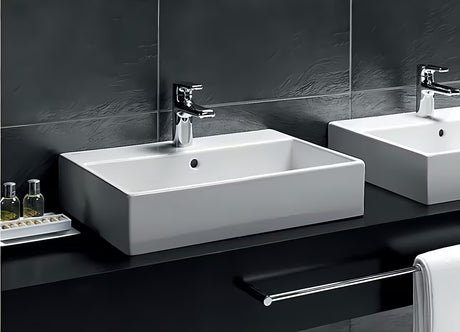 Baltas keraminis pakabinamas praustuvas Ideal Standard Strada 71x42 cm su anga pro maišytuvui per vidurį.