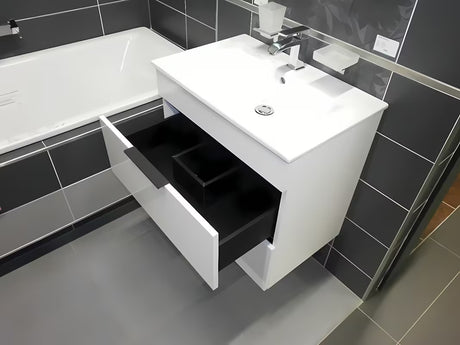 Balta pakabinama spintelė Jika Plan su keraminiu praustuvu ir pilno ištraukimo stalčiais.
