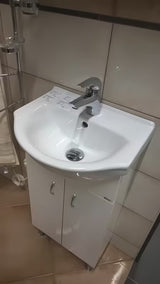 Balta spintelė su praustuvu Keramia Pro, 43 cm pločio, tinkama mažesniam vonios kambariui.