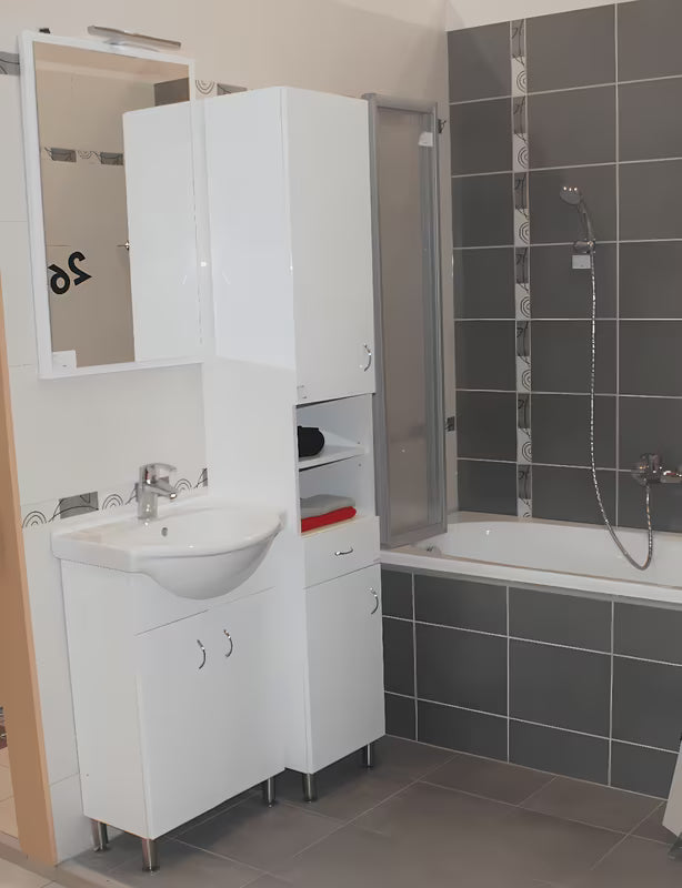 Balta aukšta vonios spintelė Keramia Pro s su lakuotais šonais ir fasadais.