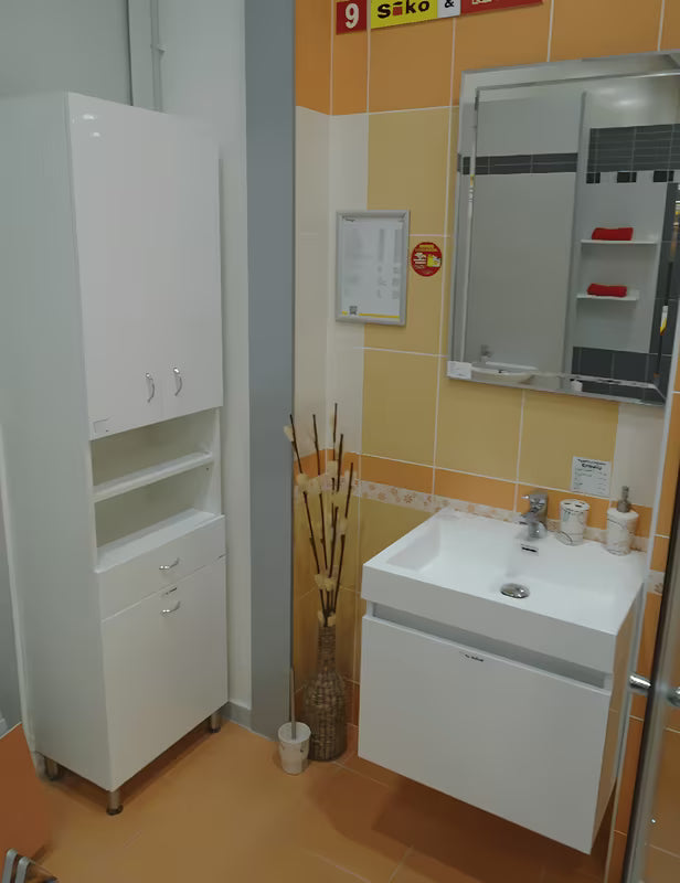 Keramia Pro balta vonios spintelė, blizgios apdailos, su išimamu skalbinių krepšiu