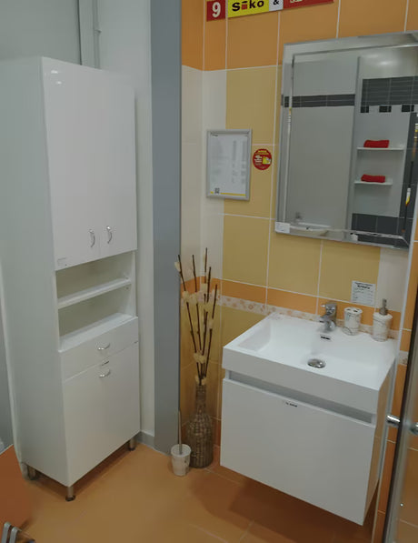Keramia Pro balta vonios spintelė, blizgios apdailos, su išimamu skalbinių krepšiu