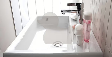 Kolo Twins pakabinami keraminis praustuvas, baltas, 50x46 cm, su daiktų pasidėjimo vieta ir anga pro maišytuvui per vidurį