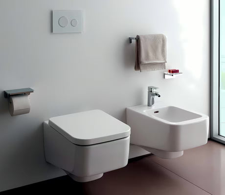 Balta KLOZETO dangtis Laufen Pro iš duroplasto su dangčiu ir softclose technologija pro lėtam užsidarymui.