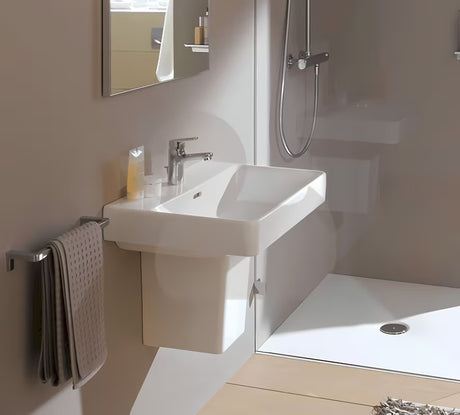 Baltas pakabinami keraminis praustuvas Laufen Pro S su anga maišytuvui centre, 60x46,5 cm.