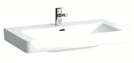 Baldinis praustuvas Laufen Pro S 85x46 cm iš blizgios baltos keramikos su anga pro maišytuvui per vidurį.