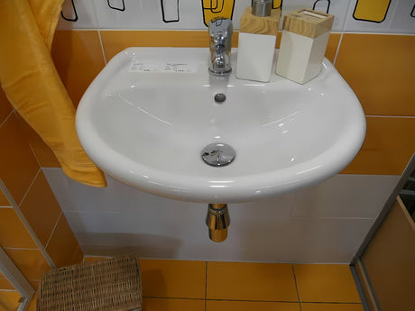 Baltas pakabinami keraminis praustuvas Multi 50 x 39,5 cm su anga pro maišytuvui centre