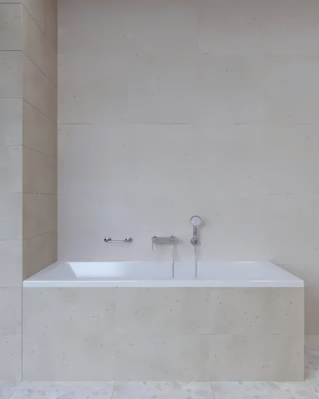 Chromuotos sieninės vonios kambario rankena Multi pro saugesniam judėjimui ir lengvesniam atsistojimui.