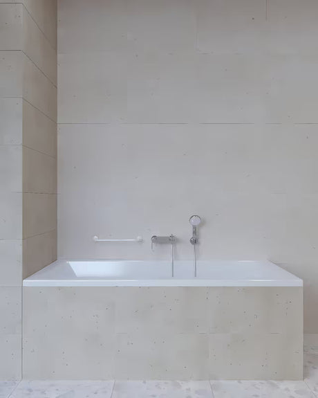 Baltos sieninės metalinės vonios kambario rankena Multi pro saugesniam judėjimui ir lengvesniam atsistojimui.