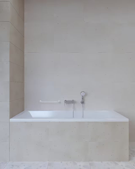 Baltos sieninės metalinės vonios kambario rankena Multi pro saugesniam judėjimui ir lengvesniam atsistojimui.